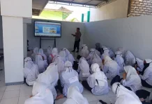 Polisi Edukasi Bahaya Narkoba pada Peserta MPLS di Pamekasan