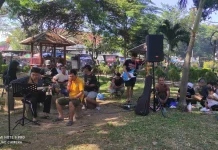 Menikmati Hiburan Musik di "Car Free Day" Sampang