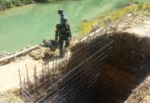 TNI dan Warga Bangkalan Gotong Royong Bangun Jembatan Klampis