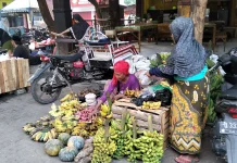 Pedagang Srimangunan Sampang Bertahan Hadapi Gempuran Pasar Modern