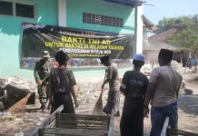 Babinsa Labang dan Santri Gotong Royong Siapkan Sumur Bor