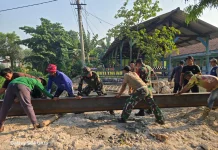 TNI dan Warga Gotong Royong Bangun Jembatan SMPN 1 Kamal