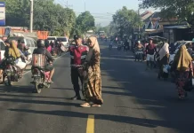 Polres Sampang Gelar Pengaturan Lalu Lintas di Pasar Polowijo