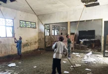 Warga dan TNI Gotong Royong Renovasi SDN Tlomar 2 Bangkalan