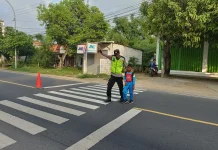 Polisi Bantu Pengamanan Lalin di Sekolah Sampang