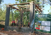 Masyarakat dan TNI Bangun Menara Air di Desa Panyepen
