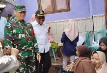 TMMD 129 Sampang Gelar Layanan Kesehatan dan Terapi Nyeri Lutut Lansia