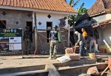 TNI dan Warga Sampang Rehab Rumah Bu Mahmudah