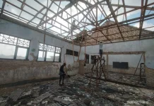 Gotong Royong TNI dan Warga Bangun Sekolah dan Sumur Bor