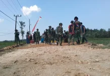 Gotong Royong TNI, Warga, dan Santri Bangun Jalan Rabat Beton