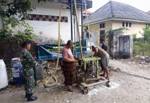 Babinsa Burneh Pantau Pengeboran Sumur Air Bersig di Ponpes Assomadiyah
