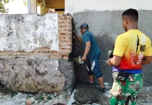 Gotong Royong Satgas TMMD dan Warga Sampang Rehabilitasi Pustu