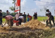 Gotong Royong TNI, Warga, dan Santri Bangun Jalan Rabat Beton di Sampang