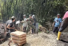 Pengecoran Pondasi Jembatan Klampis Mulai Dikerjakan TNI dan Warga