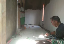TNI dan Warga Sampang Gotong Royong Rehab Rumah Hasan