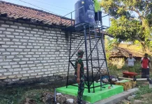TMMD Sampang Distribusikan Tandon Air Bersih ke Warga Panyepen