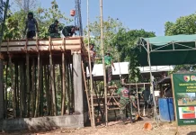 Anggota Satgas TMMD dan Warga Sampang Lanjutkan Pengecoran Tandon Air