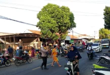 Polsek Kota Sampang Urai Kemacetan di Pasar Juklanteng