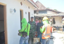 Pemasangan Instalasi Listrik Terangi Rumah Rehabilitasi TMMD 129 Sampang