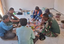 Kebersamaan Satgas TMMD Kodim Sampang Santap Siang Bersama Warga