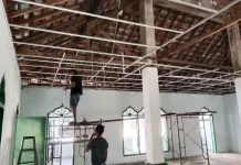 TNI dan Warga Renovasi Masjid di Bangkalan