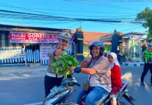 Polres Sampang Bagikan Sayuran Gratis saat Atur Lalu Lintas