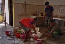 Satgas TMMD dan Warga Gotong Royong Rehab Pustu di Sampang