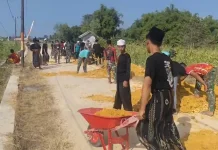 Warga dan Santri Bahu-Membahu Dukung Lahirnya Jalan Baru TMMD di Sampang