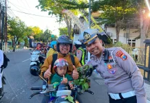 Satlantas Polres Sampang Bagikan Sayur untuk Pengendara