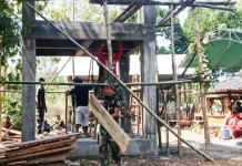 Perkuat Tandon Air, Satgas TMMD Sampang Dirikan Kolom Lantai Tiga