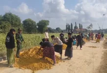 Santri dan TNI Bahu-membahu Bangun Jalan Rabat Desa