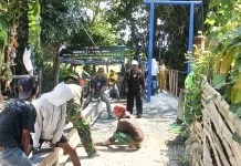 Wujud Nyata Kemanunggalan TNI dan Warga Bangun Jembatan di Bangkalan