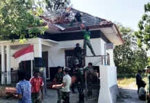 Warga dan Satgas TMMD Sampang Bongkar Atap Pustu Panyeppen