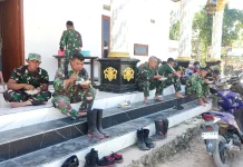 Makan Siang Satgas dan Warga Desa Panyepen Warnai Progres TMMD