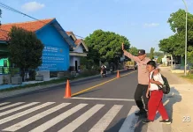 Polisi Amankan Arus Lalin Depan Sekolah di Sampang