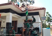 Bahu-Membahu TNI dan Warga Panyepen Pembongkaran Atap Pustu