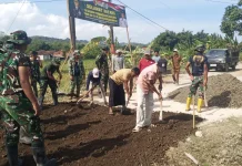 Warga dan TNI Bahu-membahu Ratakan Jalan Desa di Sampang