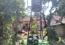 TNI Pasang Tandon Air Rumah ke Rumah di Panyepen Sampang