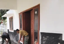Satgas TMMD dan Warga Panyepen Poles Pustu agar Makin Nyaman