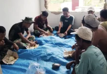 Satgas TMMD dan Warga Panyepen Sampang Makan Bersama di Pustu