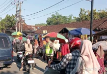 Polisi Atur Lalin di Pasar Tumpah Sampang