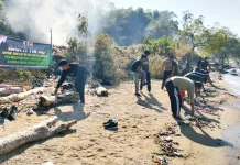Koramil Labang dan Muspika Bersihkan Pesisir Pantai Sukolilo