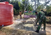 Adukan Semen Membawa Harapan, TNI-Warga Bangun Sumur Bor di Socah