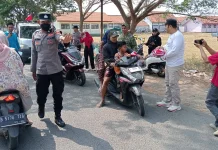 Menyambut HUT ke-81 RI, Muspika Kwanyar Bagikan Bendera Merah Putih