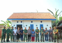 Haru Mahmudah Saat Rumah Tak Layak Huninya Ditinjau Jenderal TNI di Sampang