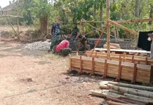 Satgas TMMD dan Warga Sampang Gotong Royong Gali Jalur Pipa Sumur Bor
