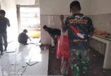 Satgas TMMD dan Warga Presisi Pasang Keramik Pustu Panyepen