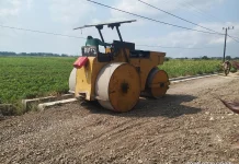Alat Berat Satgas TMMD Sampang Ratakan Jalan Desa Panyepen