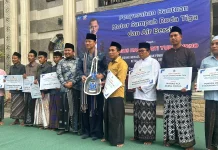Menko AHY Salurkan Bantuan Air Bersih dan Kendaraan Roda Tiga untuk Sampah