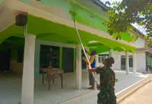 TNI dan Warga Blega Gotong Royong Renovasi Masjid Desa